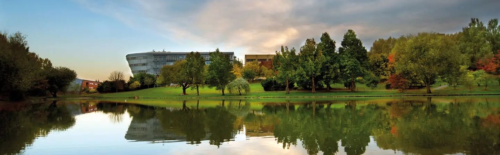 英國大學 University of Surrey 校園外觀 — Stag Hill 主校區